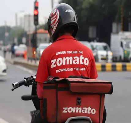 Kunal Kamra criticizes Zomato, gig worker rights controversy, Zomato rating system debate.