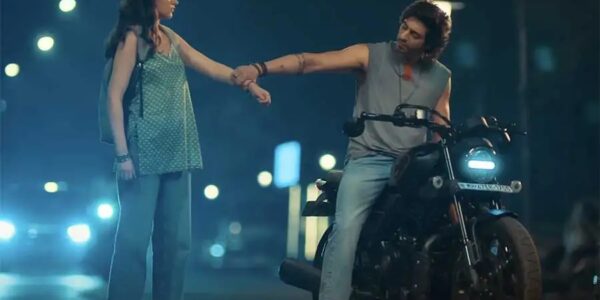 Ahaan Panday and Aneet Padda in Saiyaara teaser romantic scene.